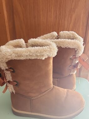 Hot Cakes Girls Elloree Faux Suede Tan Winter Boots Back Bows Size 13